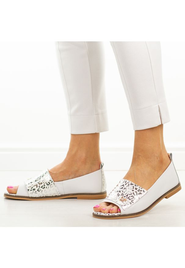 POTOCKI - Białe skórzane płaskie sandały damskie Potocki 19397. Okazja: na co dzień. Kolor: biały. Materiał: skóra. Wzór: aplikacja. Sezon: wiosna, lato. Obcas: na płaskiej podeszwie. Styl: casual, elegancki