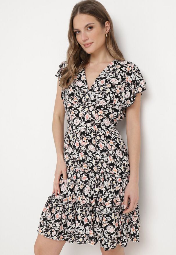 Born2be - Czarno-Beżowa Sukienka z Wiskozy w Kwiatowy Wzór z Kopertowym Dekoltem Avafia. Kolor: czarny. Materiał: wiskoza. Wzór: kwiaty. Sezon: lato. Typ sukienki: kopertowe