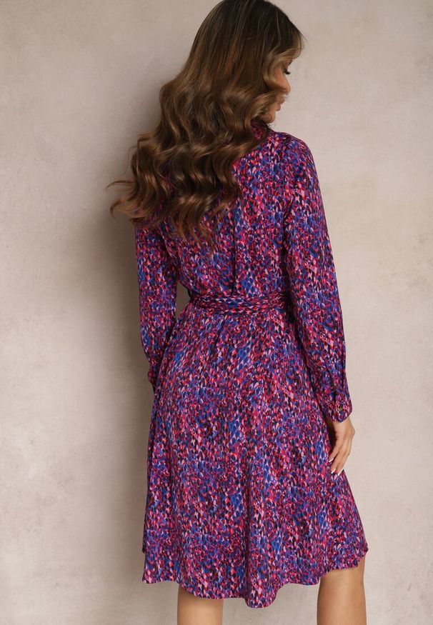 Renee - Granatowo-Fuksjowa Sukienka Koszulowa Wiązana w Pasie Shelah. Kolor: niebieski. Materiał: materiał. Długość rękawa: długi rękaw. Wzór: nadruk. Typ sukienki: koszulowe. Długość: midi