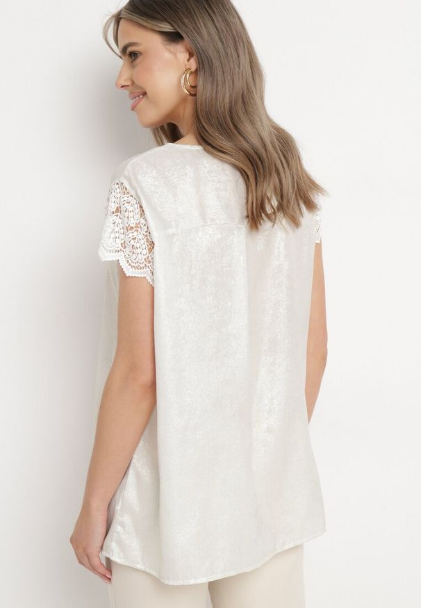 Born2be - Srebrna Bluzka z Krótkim Koronkowym Rękawem i Trójkątnym Dekoltem Rasgitta. Kolor: srebrny. Materiał: koronka. Długość: krótkie. Wzór: koronka