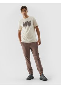 4f - T-shirt regular z nadrukiem męski - beżowy. Kolor: beżowy. Materiał: bawełna. Wzór: nadruk