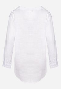 Born2be - Biała Koszula z Dodatkiem Lnu Zapinana na Guziki przy Dekolcie z Podwijanymi Rękawami Ellesia. Kolor: biały. Materiał: len #3