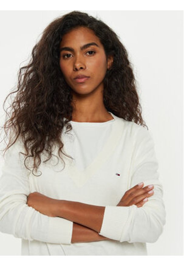 Tommy Jeans Sweter Tjw Essential DW0DW18670 Écru Regular Fit. Materiał: bawełna