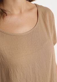 Born2be - Ciemnobeżowa Rozkloszowana Wiskozowa Sukienka Trivoria. Okazja: na co dzień. Kolor: beżowy. Materiał: wiskoza. Długość rękawa: krótki rękaw. Typ sukienki: rozkloszowane. Styl: casual, elegancki #4