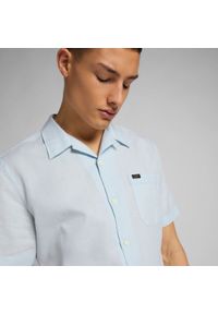 Lee - MĘSKA KOSZULA MATERIAŁOWA LEE SS RESORT SHIRT SKYWAY BLUE L67PKWQL. Materiał: materiał