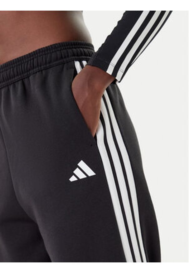 Adidas - adidas Spodnie dresowe Tiro 3-Stripes JL7488 Czarny Loose Fit. Kolor: czarny. Materiał: syntetyk, bawełna