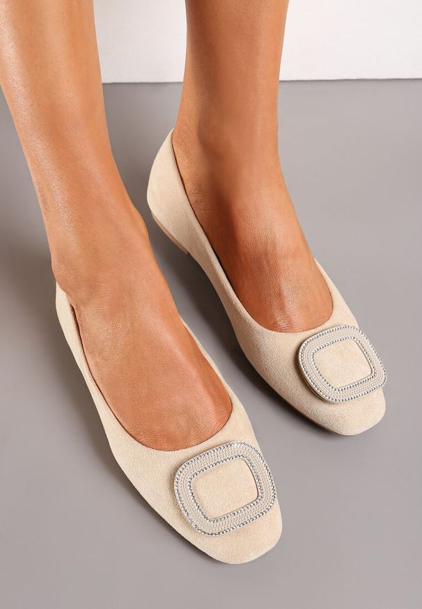 Born2be - Beżowe Balerinki z Ozdobną Aplikacją z Cyrkoniami Legandia. Nosek buta: okrągły. Kolor: beżowy. Materiał: materiał. Wzór: aplikacja. Sezon: lato. Obcas: na obcasie. Styl: klasyczny. Wysokość obcasa: niski