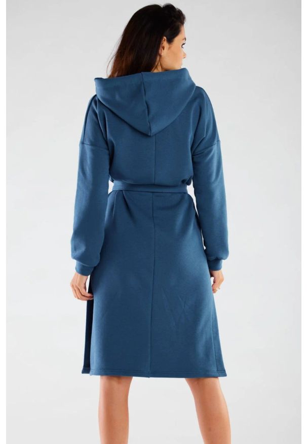 Infinite You - Bluzowa sukienka z kapturem bawełna premium niebieska. Typ kołnierza: kaptur. Kolor: niebieski. Materiał: bawełna. Długość: maxi