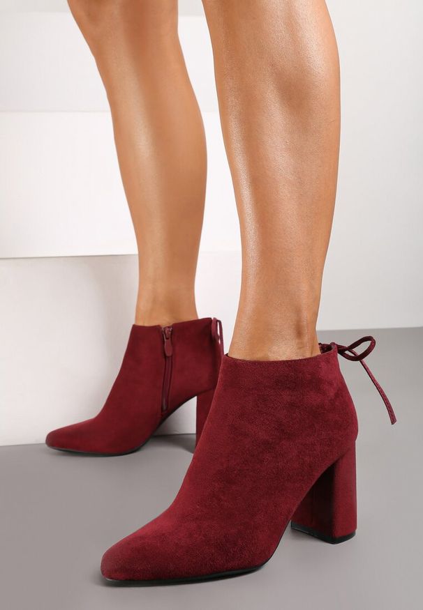 Renee - Bordowe Botki na Słupku Ozdobione z Tyłu Wiązaniem Ittelena. Okazja: na co dzień. Kolor: czerwony. Materiał: jeans. Wzór: aplikacja. Obcas: na słupku. Styl: casual, elegancki. Wysokość obcasa: średni