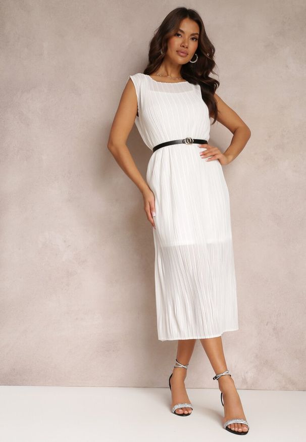 Renee - Biała Pudełkowa Sukienka Midi z Plisowanej Tkaniny z Paskiem z Klamerką Lanaia. Kolor: biały. Materiał: tkanina. Długość rękawa: bez rękawów. Długość: midi