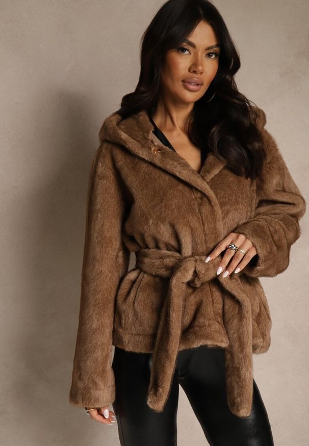 Renee - Jasnobrązowa Futerkowa Kurtka z Kapturem i Wiązanym Paskiem Zetele. Typ kołnierza: kaptur. Kolor: brązowy. Materiał: jeans, koronka