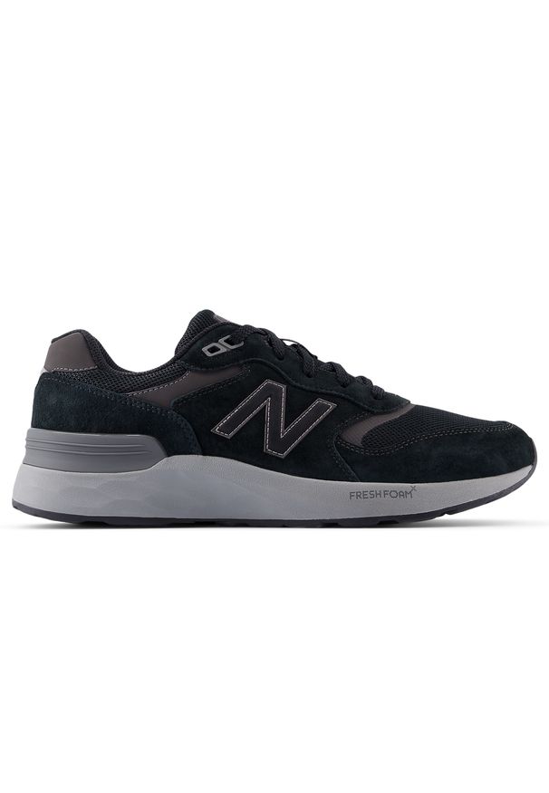 Buty męskie New Balance MW880BB7 – czarne. Okazja: na co dzień, na spacer. Kolor: czarny. Materiał: zamsz, guma. Szerokość cholewki: normalna. Sport: turystyka piesza, fitness