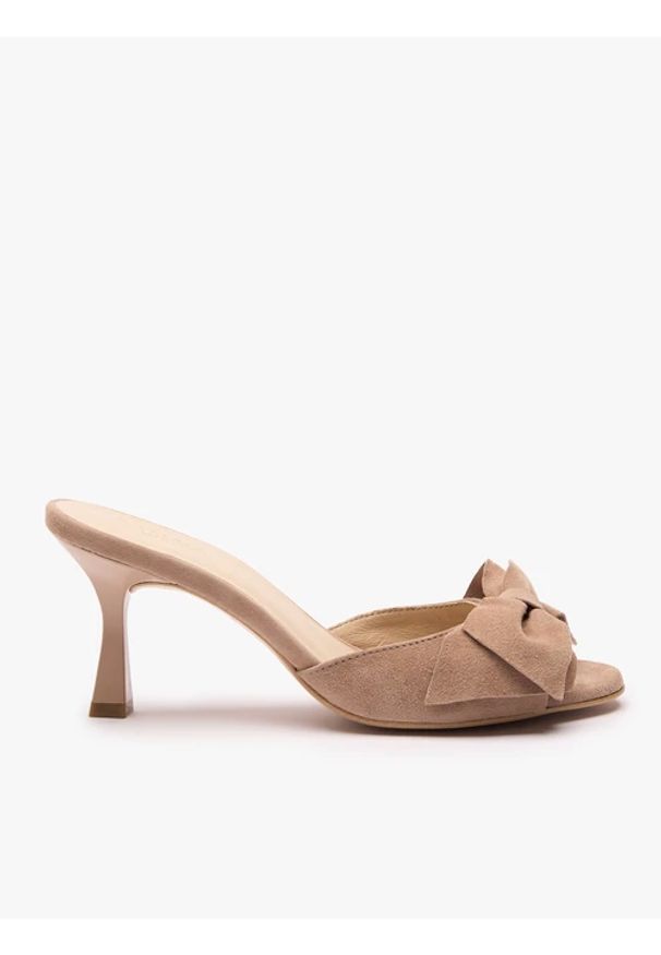 Ryłko - Beżowe klapki na obcasie z kokardą. Okazja: na wesele, na ślub cywilny. Kolor: beżowy. Materiał: welur, skóra. Obcas: na obcasie. Styl: street, elegancki. Wysokość obcasa: średni