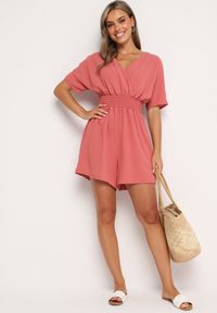 Born2be - Różowy Kombinezon z Zakładkowym Dekoltem i Gumką w Talii Belandrea. Okazja: na co dzień. Kolor: różowy. Materiał: jeans. Długość rękawa: krótki rękaw. Długość: krótkie. Sezon: lato. Styl: casual, elegancki, sportowy #6