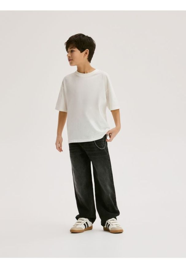 Reserved - Jeansy baggy z łańcuchem - czarny. Kolor: czarny