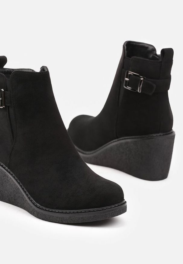 Born2be - Czarne Botki na Koturnie Ozdobione Klamrą Realissa. Zapięcie: klamry. Kolor: czarny. Materiał: jeans. Wzór: aplikacja. Obcas: na koturnie. Styl: elegancki