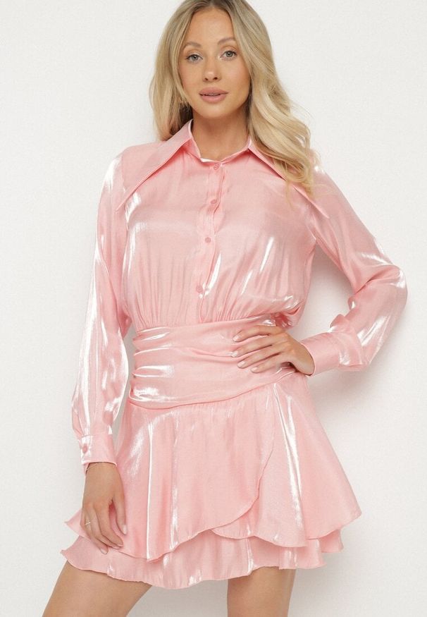 Born2be - Różowa Sukienka z Wiskozy o Koszulowym Kroju z Falbankami Liova. Typ kołnierza: kołnierz z falbankami. Kolor: różowy. Materiał: wiskoza. Typ sukienki: koszulowe