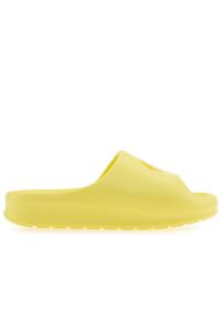 Klapki Lacoste Serve Slide 745CFA0005-AA5 - żółte. Okazja: na plażę, na co dzień. Zapięcie: pasek. Kolor: żółty. Materiał: materiał, syntetyk. Szerokość cholewki: normalna. Wzór: aplikacja. Sport: pływanie