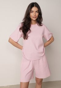 Born2be - Różowe Bawełniane Szorty Dresowe w Drobne Paseczki Wiązane na Sznurki Loregune. Okazja: do domu, na co dzień. Kolor: różowy. Materiał: bawełna, dresówka. Długość: krótkie. Wzór: gładki. Styl: elegancki, klasyczny, casual #1