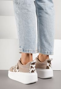 Born2be - Ciemnobeżowe Sneakersy Kultowe Tenisówki na Platformie z Koturnem i Paskami Ozdobionymi Wzorem w Łaty Elisara. Nosek buta: okrągły. Zapięcie: pasek. Kolor: beżowy. Materiał: materiał. Wzór: aplikacja. Obcas: na koturnie. Wysokość obcasa: niski