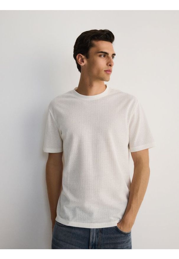 Reserved - Strukturalny t-shirt regular - złamana biel. Materiał: bawełna, dzianina
