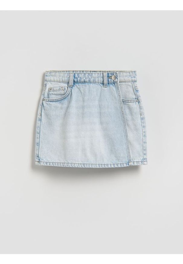Reserved - Jeansowe szorty imitujące spódnicę - niebieski. Kolor: niebieski. Materiał: jeans