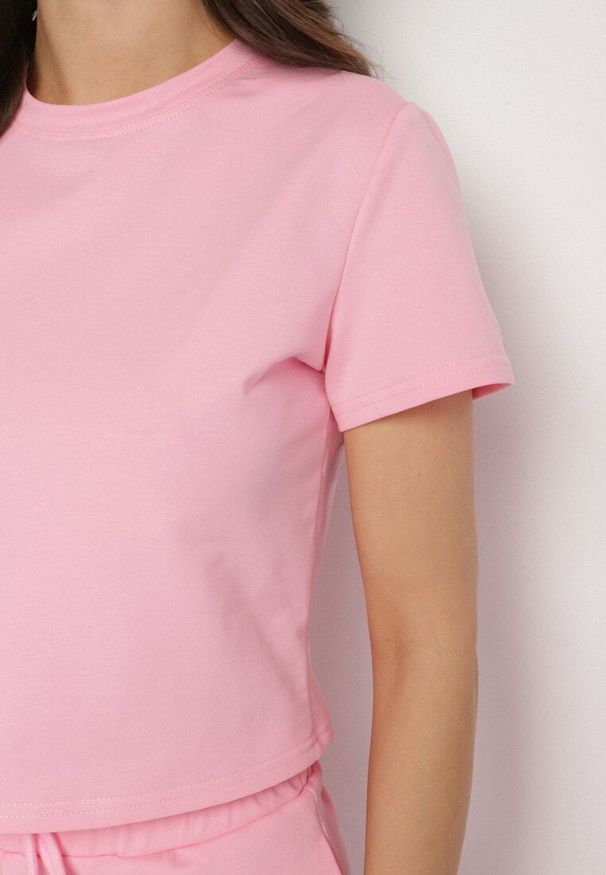 Born2be - Różowy T-shirt z Bawełny o Krótkim Kroju Galarina. Okazja: na co dzień. Kolor: różowy. Materiał: bawełna. Długość: krótkie. Styl: klasyczny, elegancki, casual