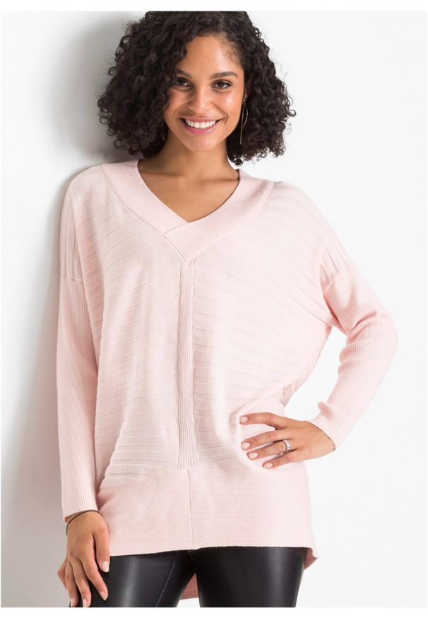 bonprix - Sweter oversize w prążek. Kolor: różowy. Długość: długie. Wzór: prążki