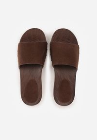 Renee - Brązowe Klapki z Nitami po Bokach Xerxathan. Okazja: na co dzień. Kolor: brązowy. Styl: casual #5