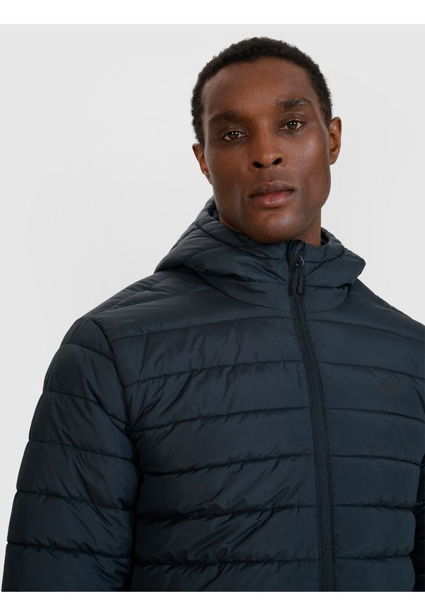 4f - 4F Kurtka puchowa z wypełnieniem syntetycznym męska - czarna XXL. Okazja: na co dzień. Typ kołnierza: kaptur. Kolor: czarny. Materiał: puch, syntetyk. Długość: długie. Styl: casual, klasyczny, sportowy