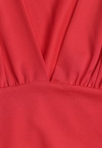 Born2be - Czerwone Body z Głębokim Dekoltem i Marszczeniem w Talii Ilabra. Okazja: na co dzień. Kolor: czerwony. Materiał: jeans. Styl: casual, elegancki, klasyczny #6