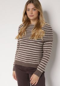 Born2be - Jasnobrązowy Sweter w Paski z Dodatkiem Wełny i Wiskozy z Odkrytymi Ramionami Nedarra. Okazja: na co dzień. Kolor: brązowy. Materiał: wełna, wiskoza. Wzór: paski. Styl: casual, elegancki #5