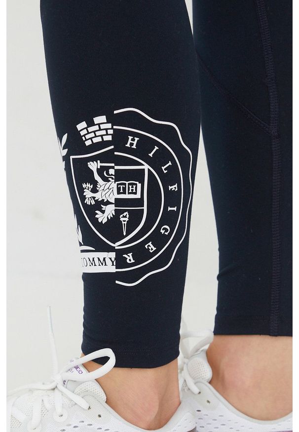 TOMMY HILFIGER - Tommy Hilfiger legginsy ICON damskie kolor granatowy z nadrukiem. Stan: podwyższony. Kolor: niebieski. Materiał: skóra. Wzór: nadruk. Sport: fitness