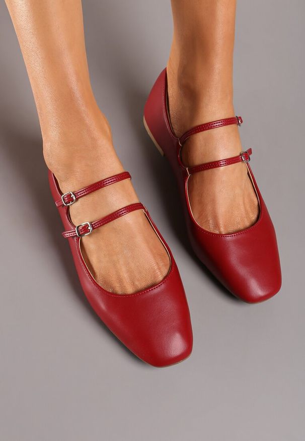 Renee - Bordowo-Czerwone Balerinki z Cienkimi Paskami na Sprzączki Lumeria. Okazja: na co dzień. Nosek buta: szpiczasty. Zapięcie: pasek. Kolor: czerwony. Materiał: len. Wzór: paski, aplikacja. Sezon: wiosna, lato. Styl: wizytowy, casual, elegancki