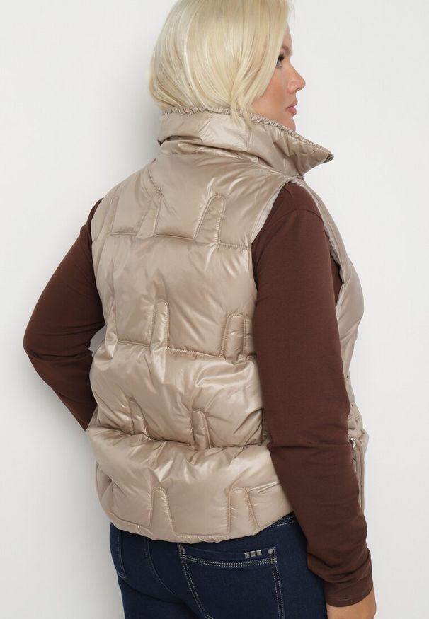 Born2be - Beżowa Kamizelka Pikowana z Wysokim Kołnierzem i Kieszeniami Irinae. Okazja: na spotkanie biznesowe, na co dzień. Kolor: beżowy. Materiał: jeans, tkanina. Styl: biznesowy, casual
