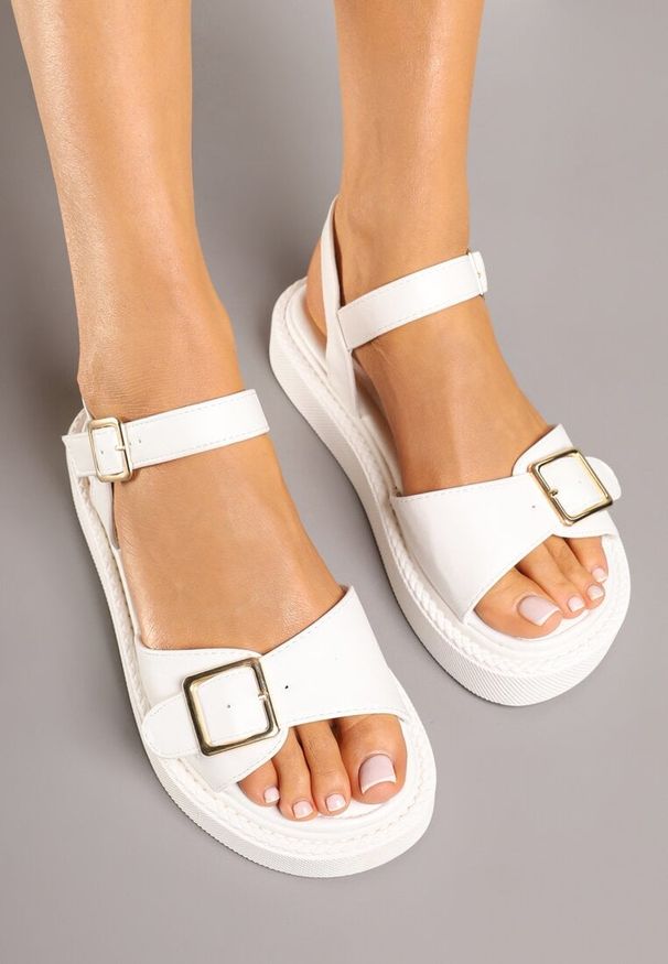 Born2be - Białe Sandały na Platformie z Regulowanymi Paskami z Klamerkami Ulosiela. Okazja: na co dzień. Zapięcie: pasek. Kolor: biały. Materiał: jeans. Wzór: paski. Obcas: na platformie. Styl: elegancki, casual, klasyczny