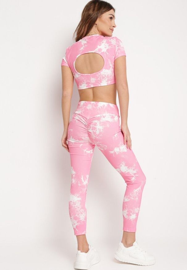 Born2be - Różowy Komplet Sportowy z Wzorem Tie-Dye Top z Krótkimi Rękawami i Leggisy Larvena. Kolor: różowy