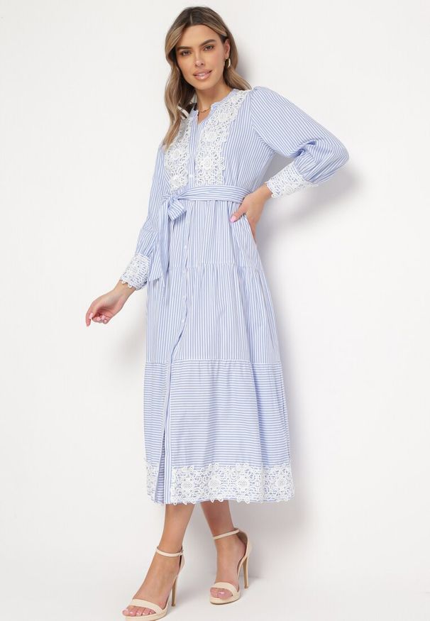 Born2be - Jasnoniebieska Bawełniana Sukienka Taliowana z Koronką w Stylu Rustykalnym Blekotta. Kolor: niebieski. Materiał: bawełna, koronka. Wzór: koronka. Sezon: wiosna, lato