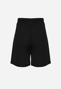 Born2be - Czarne Szorty w Sportowym Stylu ze Sznurkami i Zasuwanymi Kieszeniami Abateia. Okazja: na co dzień. Kolor: czarny. Materiał: materiał. Wzór: napisy. Sezon: lato. Styl: sportowy #3