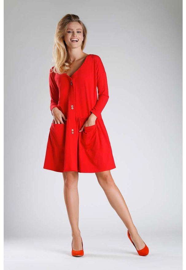 Nommo - Czerwona Sukienka o Luźnym Fasonie Zapinana na Guziki. Kolor: czerwony. Materiał: bawełna, poliester