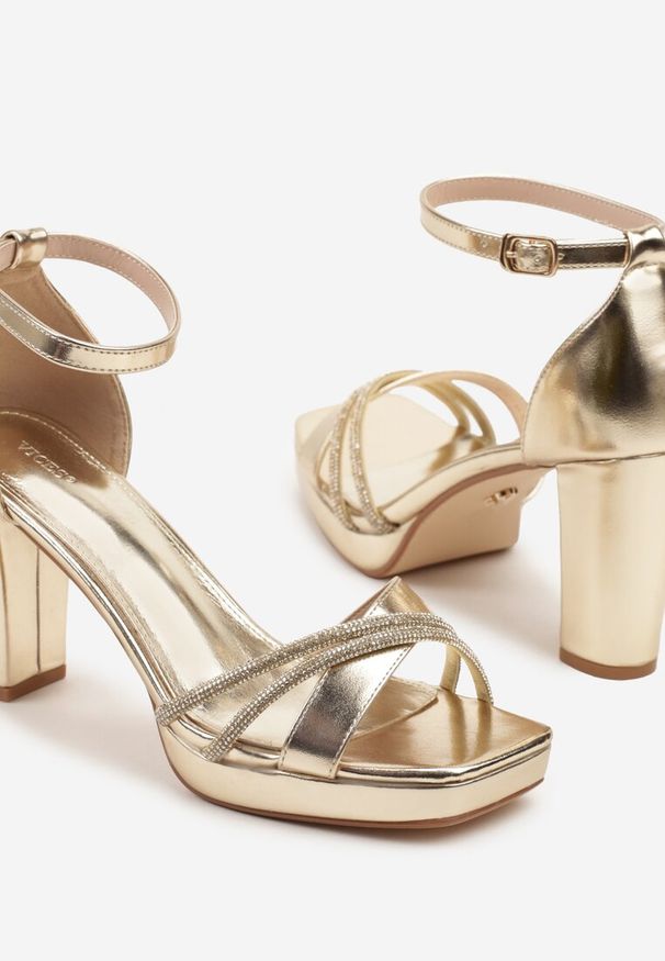 Born2be - Złote Sandały Vices na Platformie i Obcasie z Cyrkoniowymi Paskami Felasena. Okazja: na co dzień, na ślub cywilny, na wesele. Zapięcie: pasek. Kolor: złoty. Materiał: jeans. Wzór: aplikacja. Obcas: na obcasie. Styl: casual, elegancki. Wysokość obcasa: średni