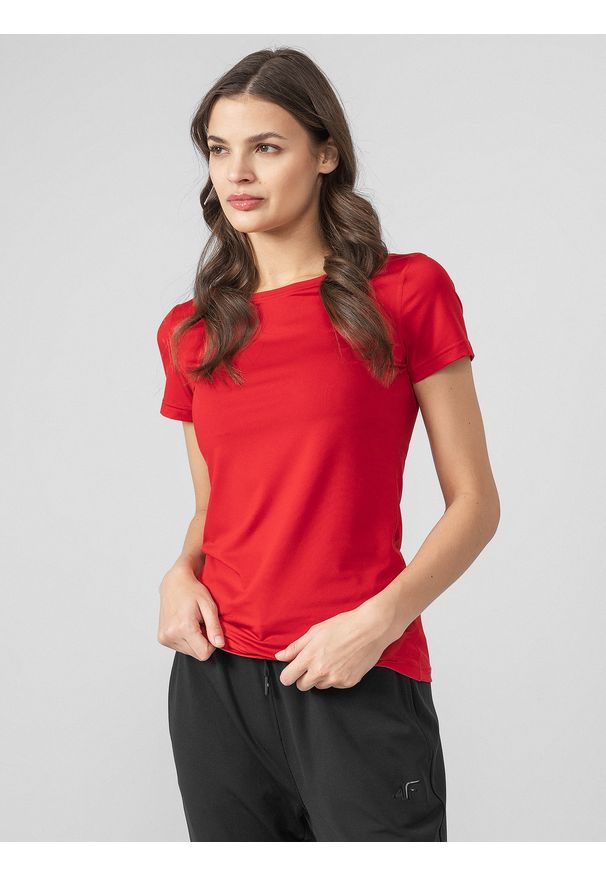4f - Koszulka treningowa regular szybkoschnąca damska - czerwona. Kolor: czerwony. Materiał: elastan, dzianina, włókno, materiał, skóra, syntetyk. Długość rękawa: krótki rękaw. Długość: krótkie. Wzór: jednolity, ze splotem, gładki. Sport: fitness