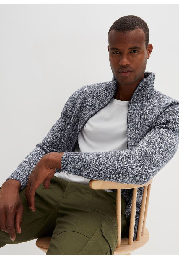 bonprix - Sweter rozpinany ze stójką. Typ kołnierza: kołnierzyk stójkowy. Kolor: niebieski