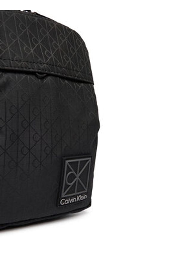 Calvin Klein Saszetka Utility Emblem Reporter LV04D3303G Czarny. Kolor: czarny. Materiał: materiał