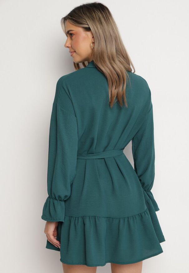 Born2be - Ciemnozielona Koszulowa Sukienka z Wiązanym Paskiem Stevania. Kolor: zielony. Materiał: materiał. Typ sukienki: koszulowe. Długość: mini