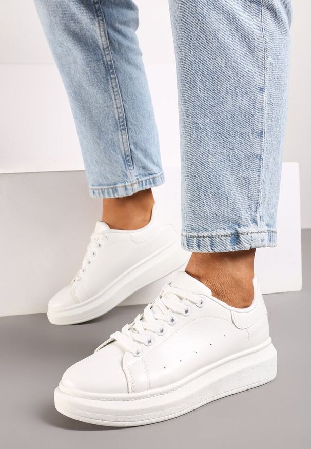 Born2be - Białe Sneakersy na Grubej Podeszwie Hypnotic. Okazja: na spacer, na co dzień. Zapięcie: sznurówki. Kolor: biały. Materiał: jeans, dresówka. Sport: turystyka piesza