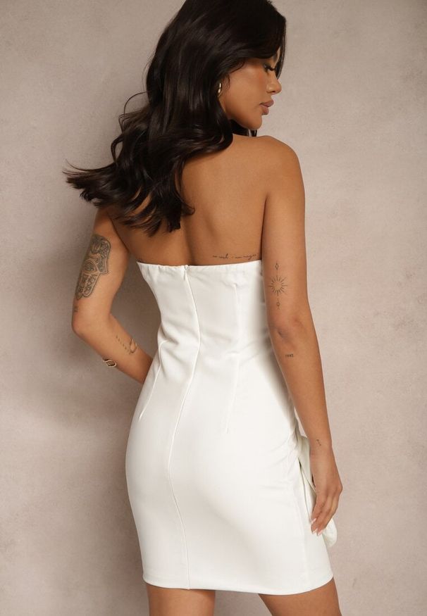 Renee - Biała Sukienka Typu Bandeau z Kwiatami 3D Desilina. Okazja: na imprezę. Kolor: biały. Długość rękawa: na ramiączkach. Wzór: kwiaty