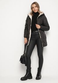 Born2be - Czarno-Beżowa Pikowana Kurtka Dwustronna z Kapturem i Futerkiem Rinaresa. Okazja: na co dzień. Typ kołnierza: kaptur. Kolor: czarny. Materiał: futro. Styl: casual, elegancki