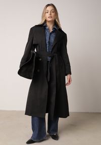 Born2be - Czarny Bawełniano-Wiskozowy Płaszcz Trencz z Wiązanym Paskiem i Klapą Lissana. Okazja: na co dzień. Kolor: czarny. Materiał: wiskoza, bawełna. Styl: casual, elegancki, klasyczny #2