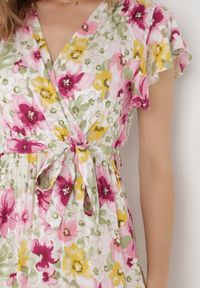 Born2be - Biało-Różowa Sukienka Chionassa. Typ kołnierza: kołnierz z falbankami. Kolor: biały. Materiał: materiał. Długość rękawa: krótki rękaw. Wzór: kolorowy, kwiaty. Sezon: lato. Typ sukienki: kopertowe. Długość: maxi #2